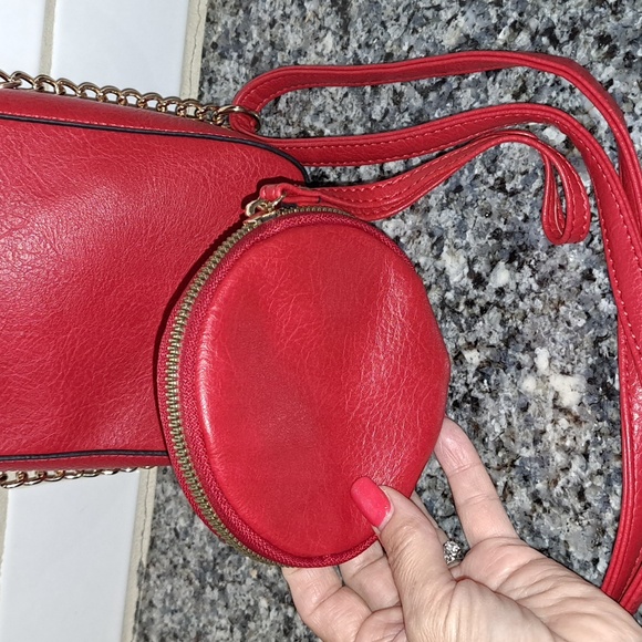 Beautiful Red & Gold Bow Detail Gold Chain Crossbody W/ Matching Wristlet Bag. - Picture 8 of 11